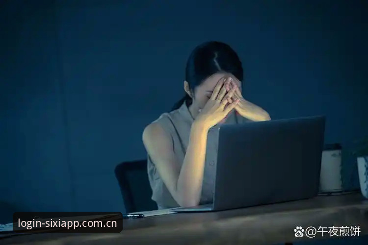 深夜11点40分，屏幕蓝光映着脸。我一边刷着赛程表，一边在四个体育App之间来回切换——这个看比分，那个看赔率，另一个看直播。手机烫得像块烤红薯，信息却还是对不上。直到朋友甩来一个入口，说“你试试这个”，我才意识到：不是数据不够，是入口太散。
